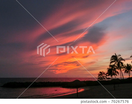 Dusk at Koolina Beach, Oahu, Hawaii with red clouds 70267576