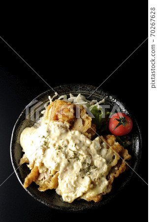 Chicken nanban bowl with plenty of tartar sauce with vegetables such as cherry tomatoes (black background, bird's-eye view) Chicken nanban bowl with plenty of tartar sauce with vegetables such as cherry tomatoes (black background, bird's-eye view) 70267628