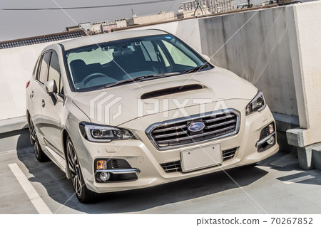 停在停車場的白色轎車(旅行車) 停在停車場的白色轎車(旅行車) 70267852