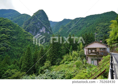 腳下的私人住宅和稻村岩 70268430