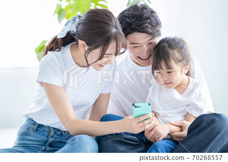 全家福父母和孩子帶著智能手機自拍 70268557