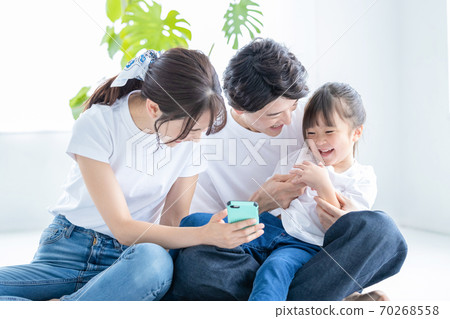 全家福父母和孩子帶著智能手機自拍 70268558