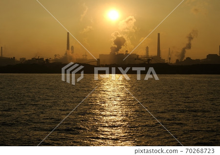 Keihin industrial area in winter and the road of sunset and light Keihin industrial area in winter and the road of sunset and light 70268723