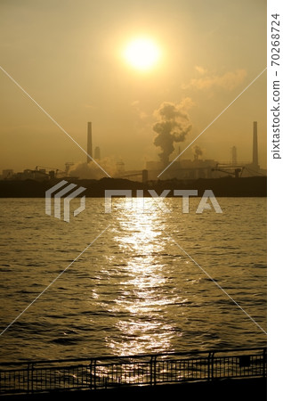 Keihin industrial area in winter and the road of sunset and light Keihin industrial area in winter and the road of sunset and light 70268724