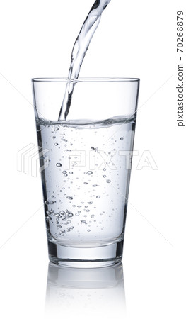 將水倒入玻璃杯中 70268879