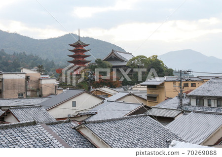 廣島縣秋天的宮島五層塔和千疊閣 廣島縣秋天的宮島五層塔和千疊閣 70269088