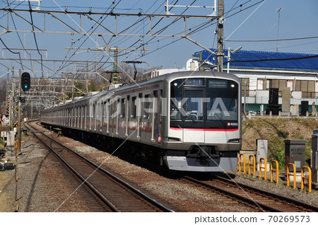 Rapid Express train (Tokyu Corporation 5050 series 4000 series) entering Akitsu Station on the Seibu Railway Ikebukuro Line Rapid Express train (Tokyu Corporation 5050 series 4000 series) entering Akitsu Station on the Seibu Railway Ikebukuro Line 70269573