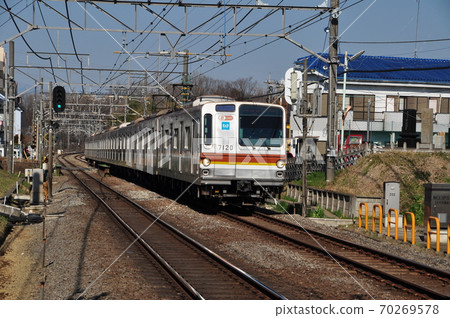 Seibu Railway Ikebukuro Line, regular train entering Akitsu Station (Tokyo Metro 7000 series) 70269578
