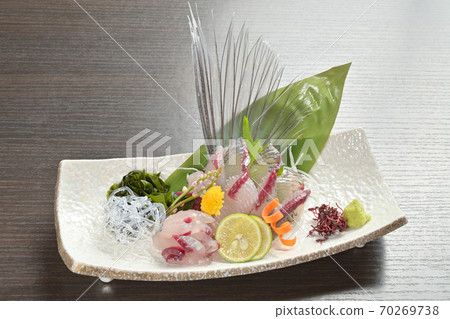 Flying fish sashimi (whole from diagonally above) 70269738