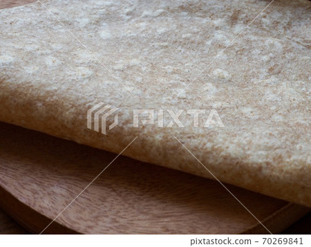 新鮮的圓形玉米餅 新鮮的圓形玉米餅 70269841