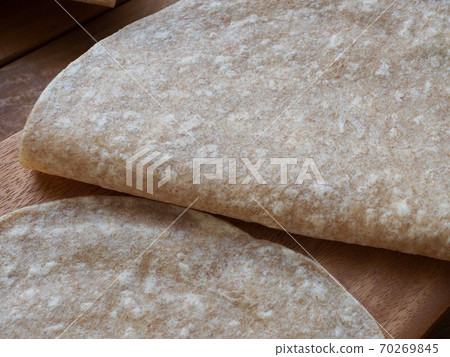 新鮮的圓形玉米餅 新鮮的圓形玉米餅 70269845