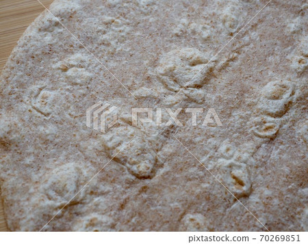 新鮮的圓形玉米餅 新鮮的圓形玉米餅 70269851