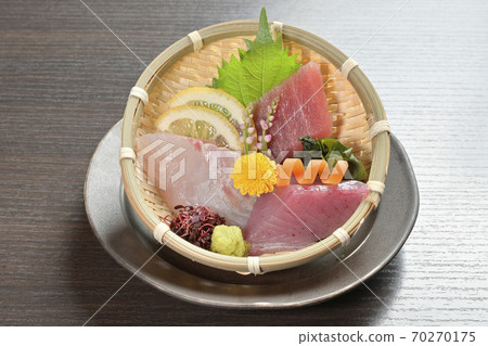 Assorted bonito, grunt and tuna sashimi (whole from diagonally above) 70270175