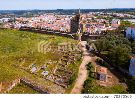 Montemor-o-Novo castle towering over settlement 70270566