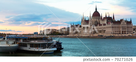 Hungary parliament at sunset Hungary parliament at sunset 70271026