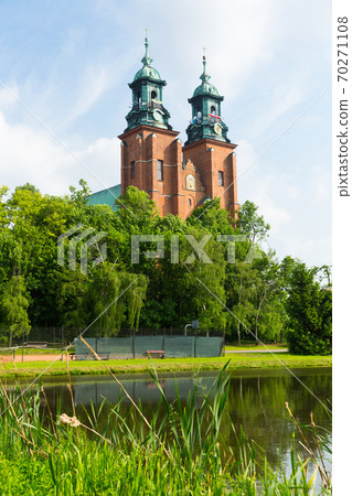 Gniezno Cathedral across pond 70271108