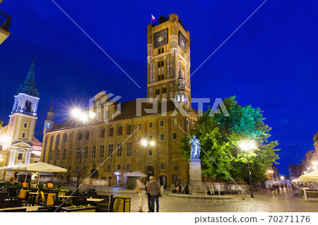 Torun Town Hall and monument of Copernicus at night 70271176
