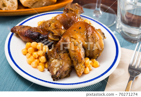Spanish dish Pies de cerdo con garbanzos Spanish dish Pies de cerdo con garbanzos 70271274