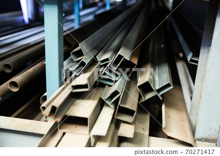 Workshop with metal beams components of industry Workshop with metal beams components of industry 70271417