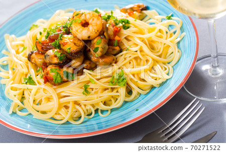 Italian spaghetti with mussels and shrimps Italian spaghetti with mussels and shrimps 70271522
