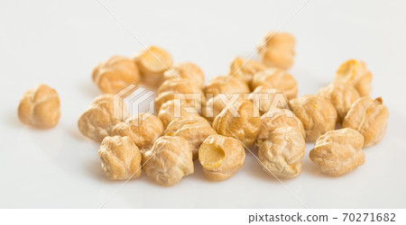 Close up of uncooked chickpea 70271682