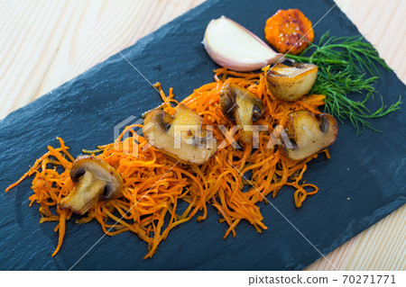 Roasted champignons with julienne carrots 70271771