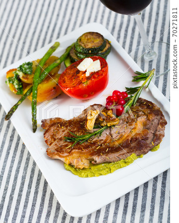 Veal with grilled vegetables Veal with grilled vegetables 70271811