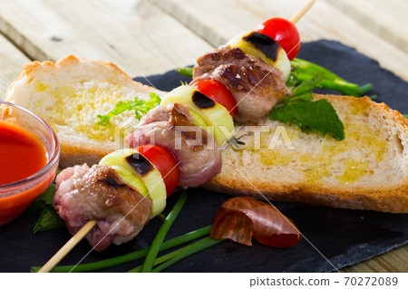 Shashlik (mutton slices on barbecue skewers) 70272089