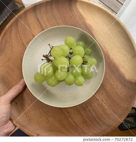 用手指照亮馬斯喀特和陽光 用手指照亮馬斯喀特和陽光 70272672