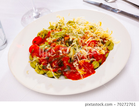 Green tortellini with baked red sweet pepper in tomato sauce Green tortellini with baked red sweet pepper in tomato sauce 70272701