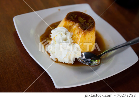 Flan con nata — typical catalan dessert of Catalonia Flan con nata — typical catalan dessert of Catalonia 70272758