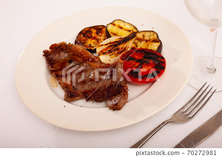 Delicious beef entrecote with vegetables Delicious beef entrecote with vegetables 70272981