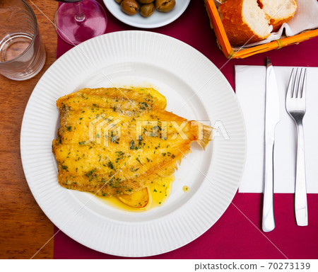 Lenguado meuniere in lemon sauce. French cuisine Lenguado meuniere in lemon sauce. French cuisine 70273139