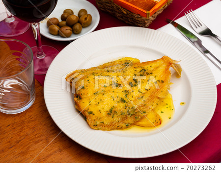 Lenguado meuniere in lemon sauce. French cuisine Lenguado meuniere in lemon sauce. French cuisine 70273262