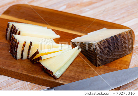 Sliced semi hard spanish sheep cheese Manchego, nobody Sliced semi hard spanish sheep cheese Manchego, nobody 70273310