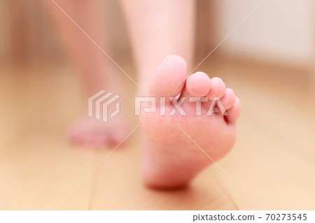 5歲的赤腳女孩 70273545