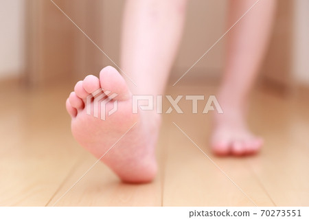 5 year old barefoot girl 5 year old barefoot girl 70273551