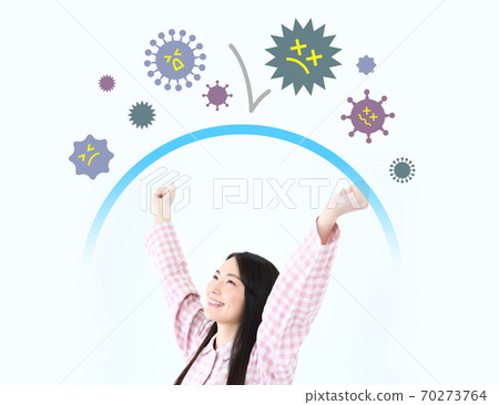 一個女人在抗病毒睡衣的形象 70273764