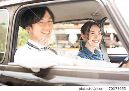 男人和女人開車去約會 男人和女人開車去約會 70275065