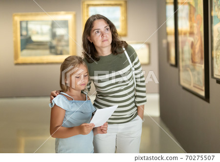 Mother and daughter looking at expositions in museum 70275507