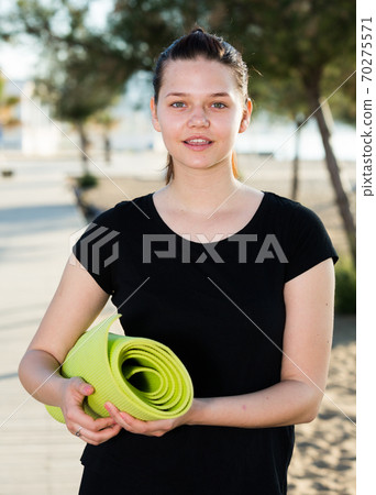 Healthy girl in black T-shirt is ready for training Healthy girl in black T-shirt is ready for training 70275571