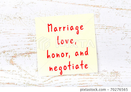 Wise quote on sticky note on wooden wall  70276565