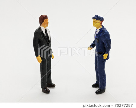 A man talking to a police officer 70277297
