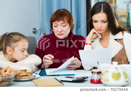 Family faced financials troubless, sitting with bills 70278448