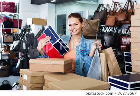 Teenager girl shopping in store with bags Teenager girl shopping in store with bags 70278667
