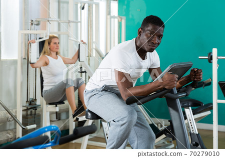 Group of people exercising at gym 70279010