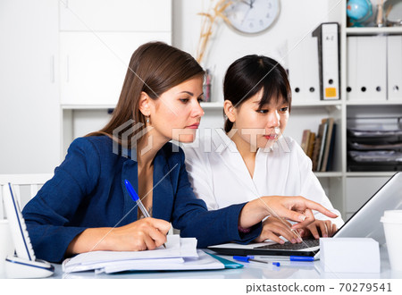 Women working in office 70279541