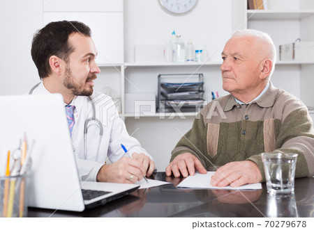 Old man visits doctor 70279678