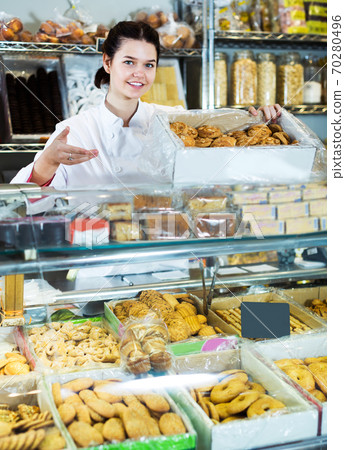Saleswoman posing with cookies 70280496