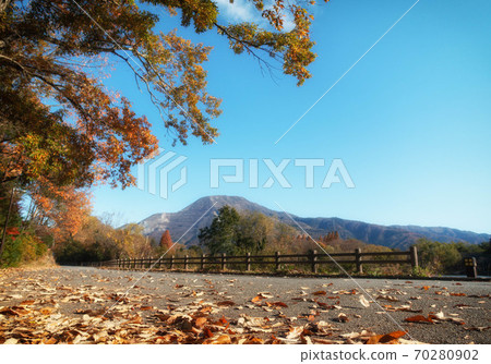俯瞰滋賀縣米原市三島池和伊吹山的秋色 照片素材 圖片 圖庫 俯瞰滋賀縣米原市三島池和伊吹山的秋色 照片素材 圖片 圖庫